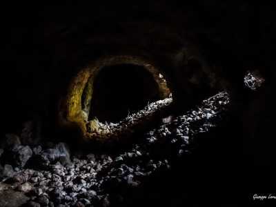 I lunghi corridoi infatti si snodano come dei tunnel nel banco roccioso...